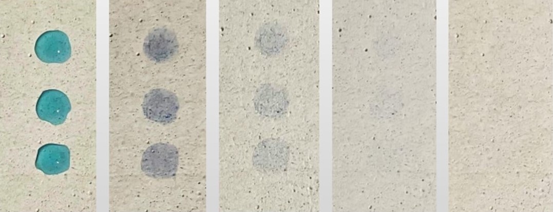 Photokatalyse: Methylenblau-Einfärbung einer offenporigen Kalksteinplatte gemäß DIN 52980 über 24 Stunden.